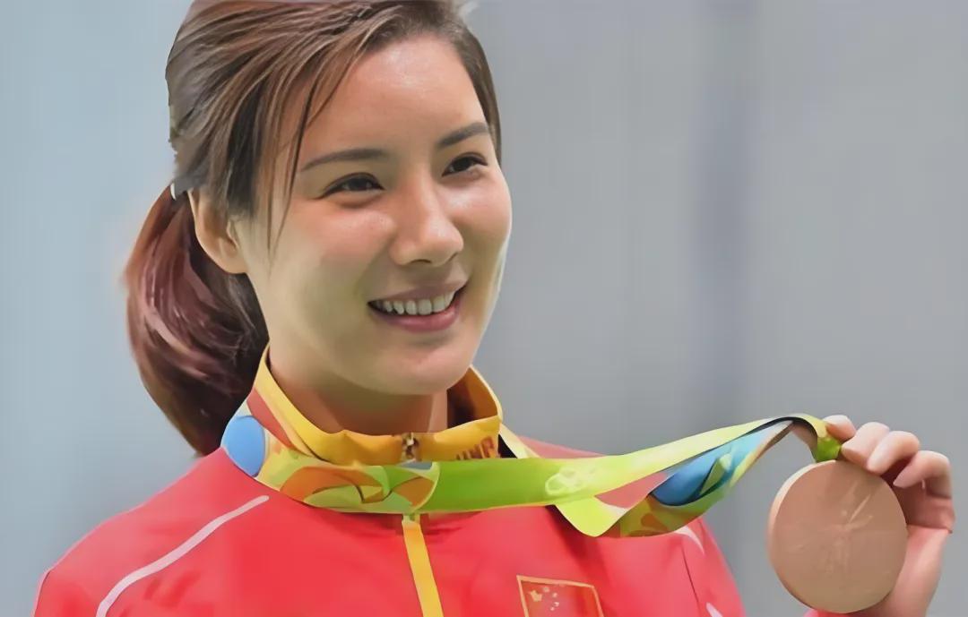 乐竞体育44岁奥运冠军杜丽近况曝光!嫁师弟庞伟育有一子,结婚17年被宠成公主
